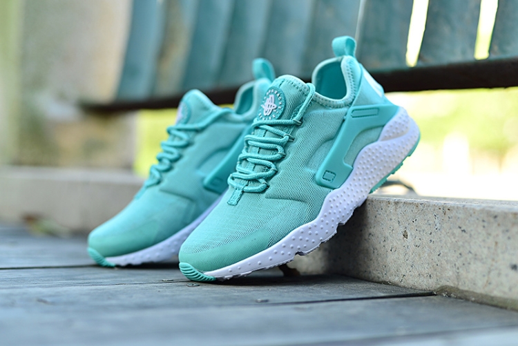 NIKE AIR HUARACHE  