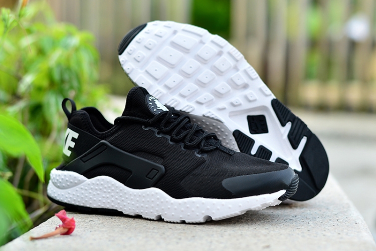 NIKE AIR HUARACHE  