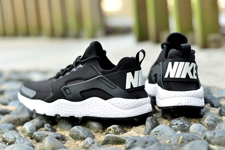 NIKE AIR HUARACHE  