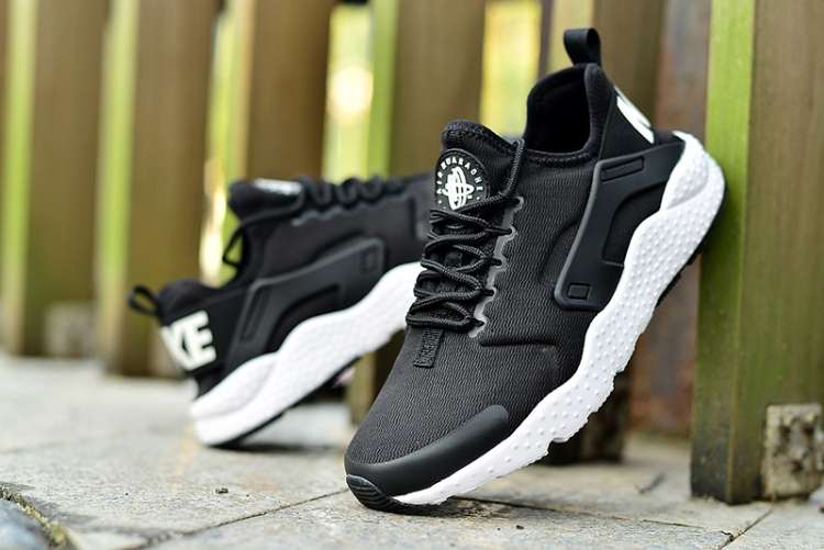 NIKE AIR HUARACHE  