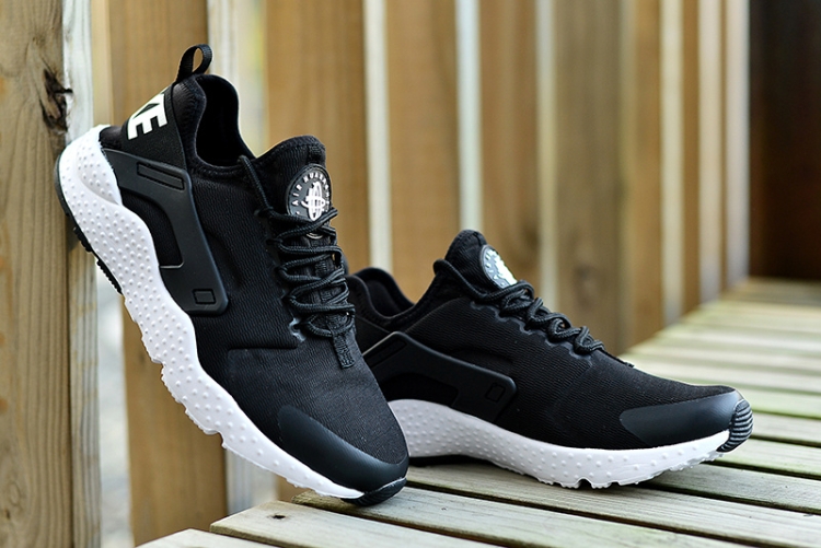 NIKE AIR HUARACHE  