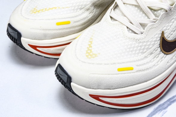 Nike Air ZoomX Vomero 18 Plus HM6805 106 