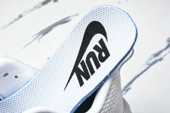Nike Air ZoomX Vomero 18 Plus HM6805 111 