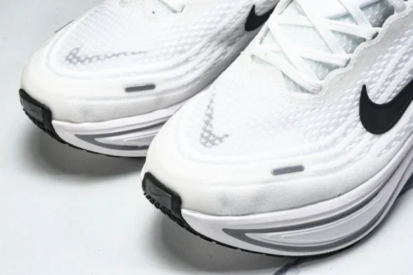 Nike Air ZoomX Vomero 18 Plus HM6805 111 