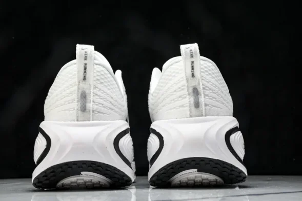 Nike Air ZoomX Vomero 18 Plus HM6805 111 