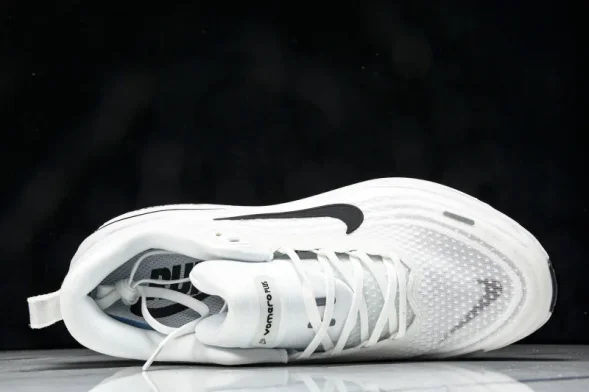 Nike Air ZoomX Vomero 18 Plus HM6805 111 